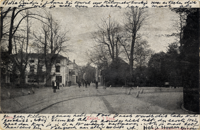 15634 Gezicht op Het Rond/1e Dorpsstraat met bebouwing en loofbomen te Zeist uit het zuidoosten; met links op de ...